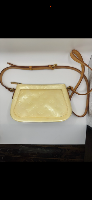 Louis Vuitton Authentic Vernis Perle Minna Street Vachetta Leather Crossbody Bag Purse